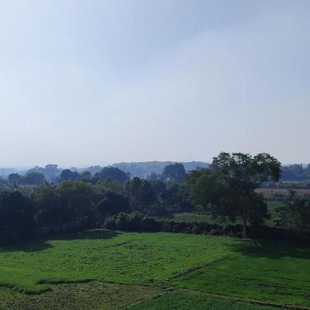 Appartamento Untrained & Unplanned Jabalpur Esterno foto